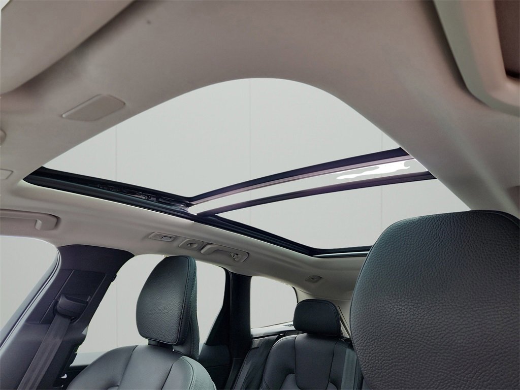 Used 2023 Volvo XC60 B5 Plus image 19