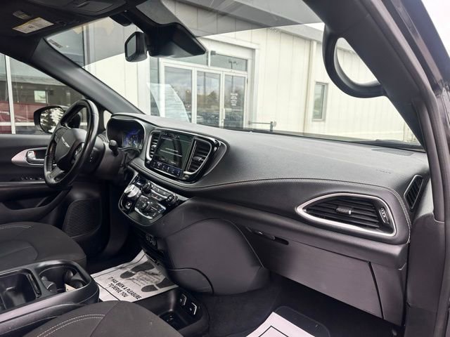 Used 2021 Chrysler Pacifica Touring w/ S Appearance Package image 9