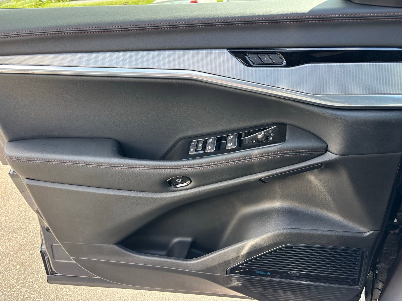 Used 2024 Jeep Wagoneer Launch Edition image 17