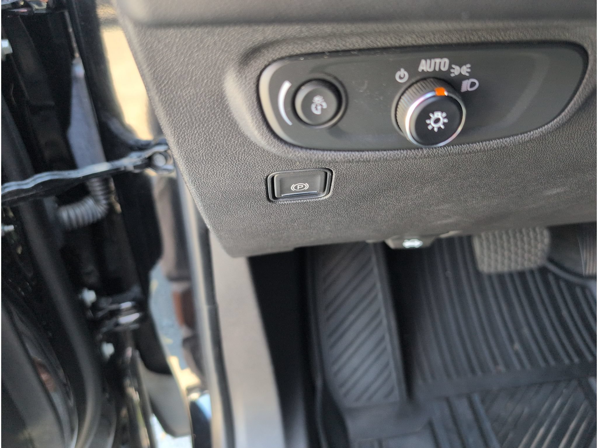 Used 2024 GMC Terrain SLE w/ Driver Convenience Package FWD image 17