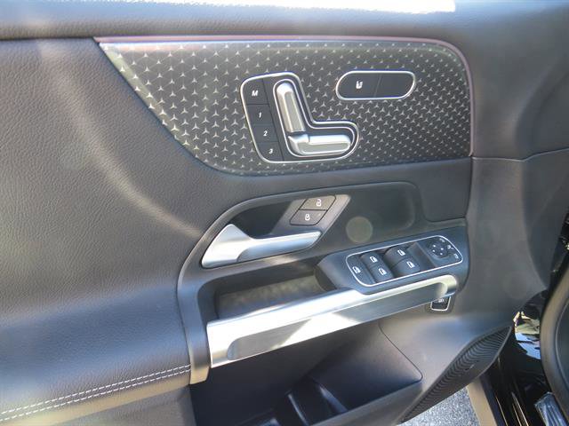 Used 2025 Mercedes-Benz GLB 250 4MATIC image 9