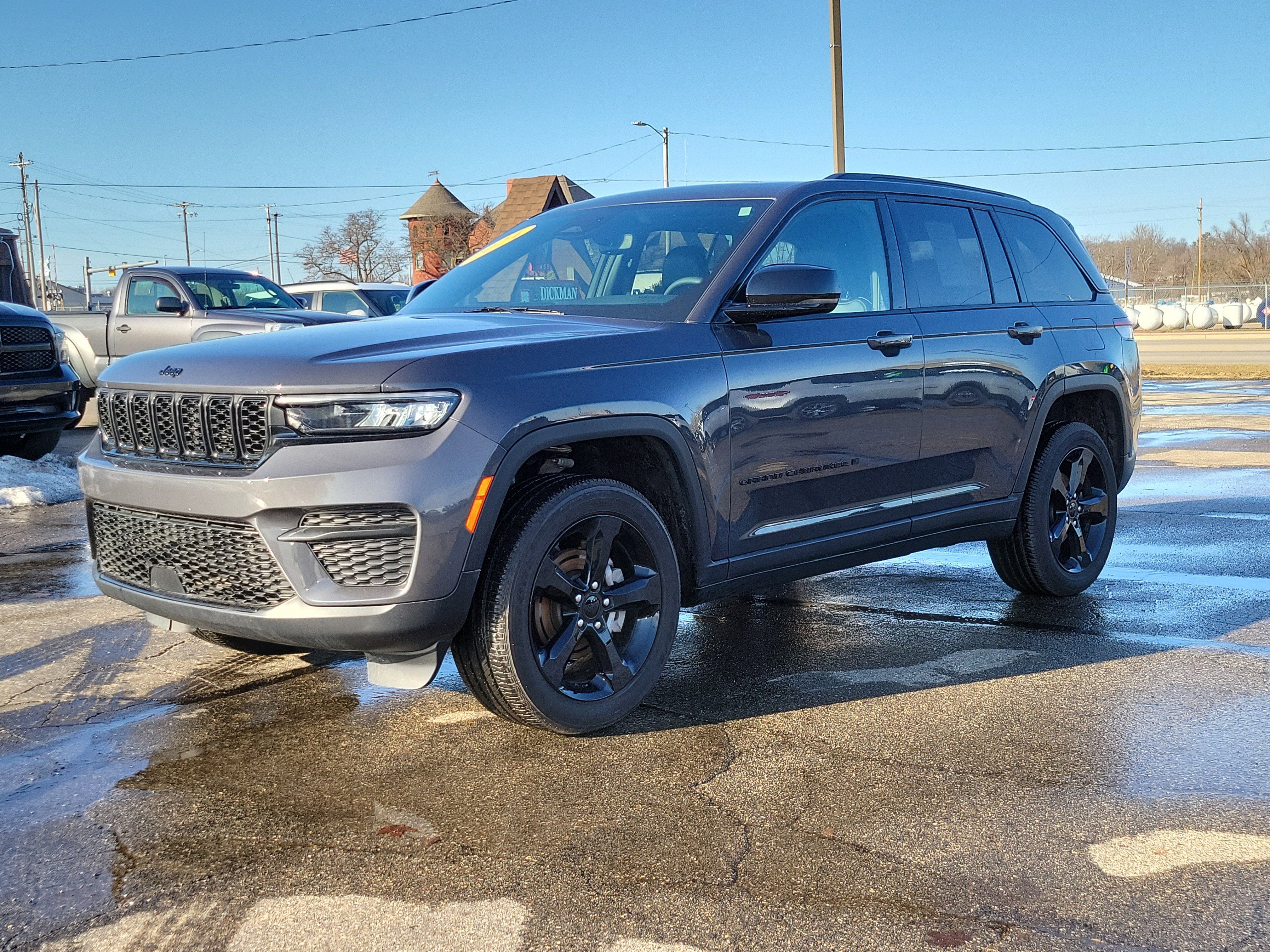 Used 2024 Jeep Grand Cherokee Altitude image 2