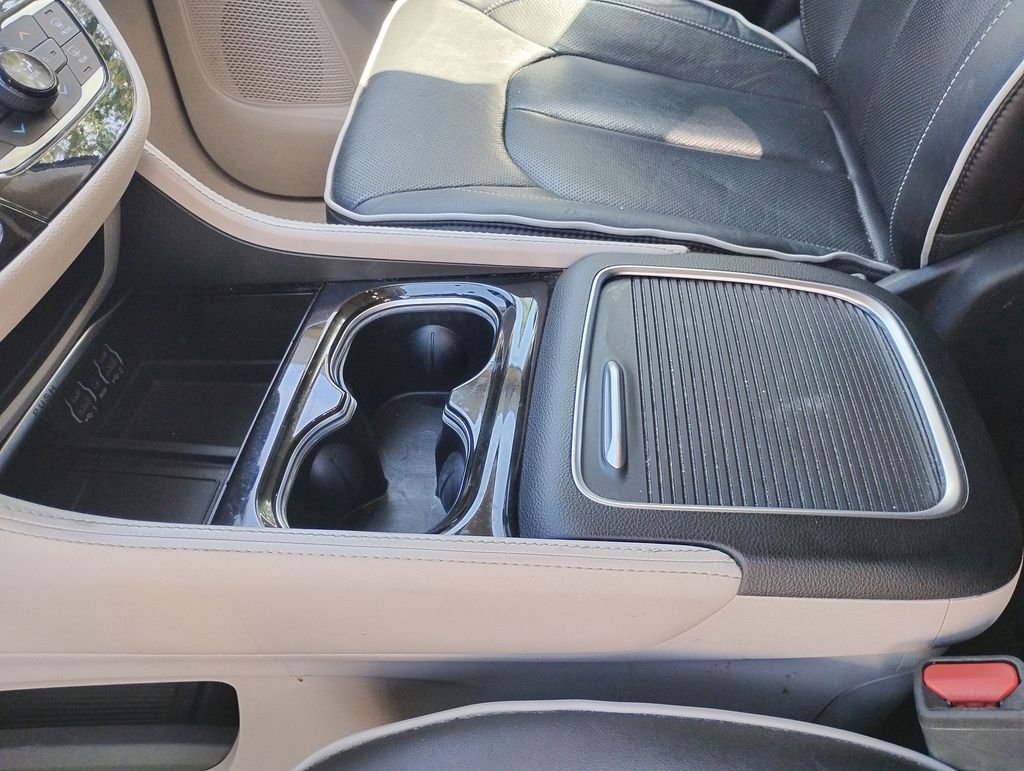 Used 2023 Chrysler Pacifica Limited FWD image 23