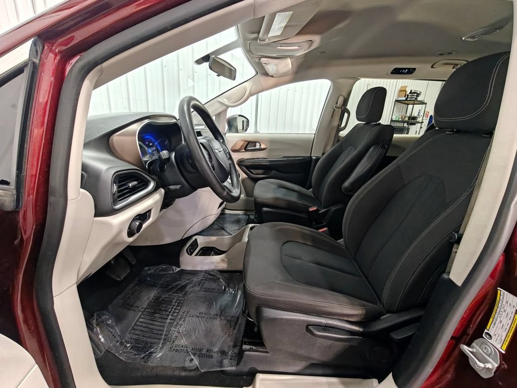 Used 2020 Chrysler Voyager L FWD image 21
