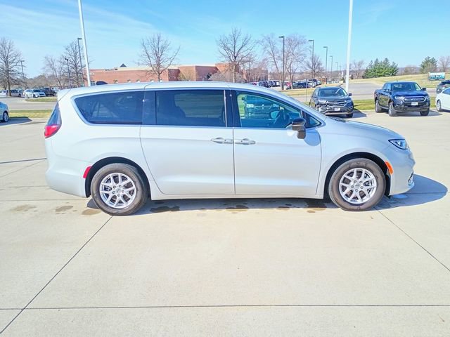 Used 2024 Chrysler Pacifica Touring-L image 16