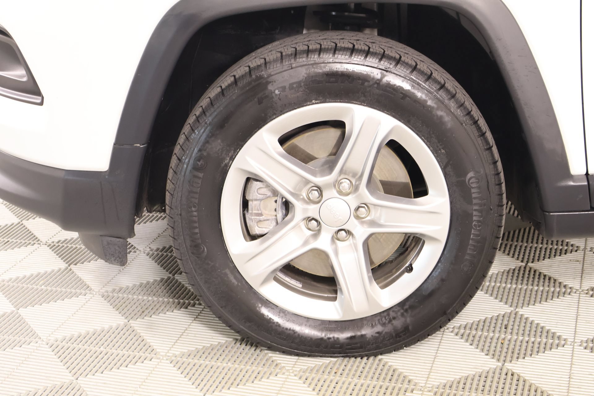 Used 2024 Jeep Compass Latitude w/ Convenience Group AWD/4WD image 16