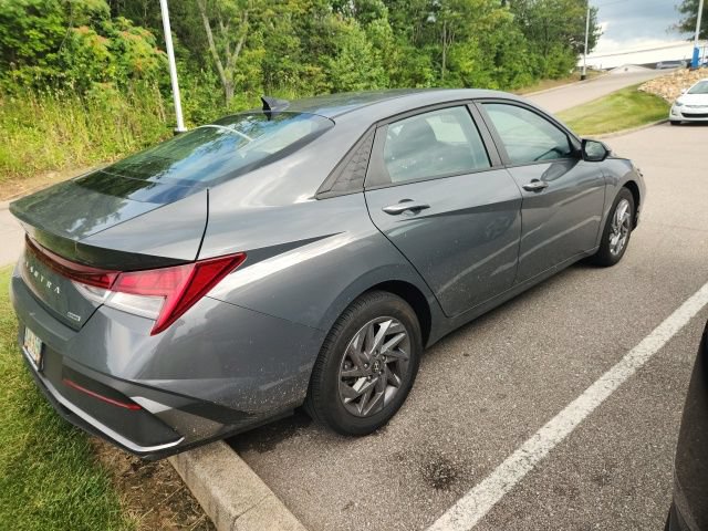 Used 2024 Hyundai Elantra Blue FWD image 4