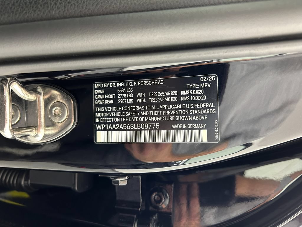 Certified 2025 Porsche Macan AWD/4WD image 31