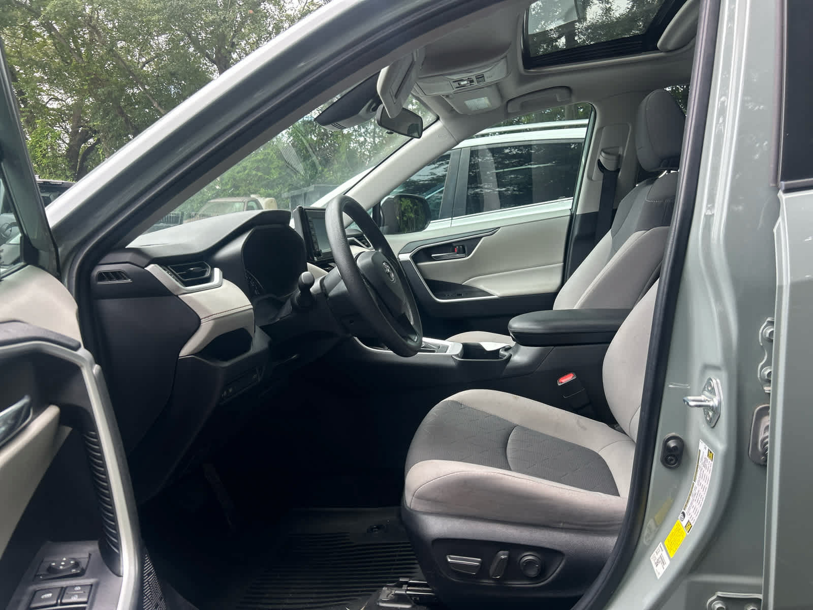 Used 2022 Toyota RAV4 XLE w/ Convenience Package FWD image 7
