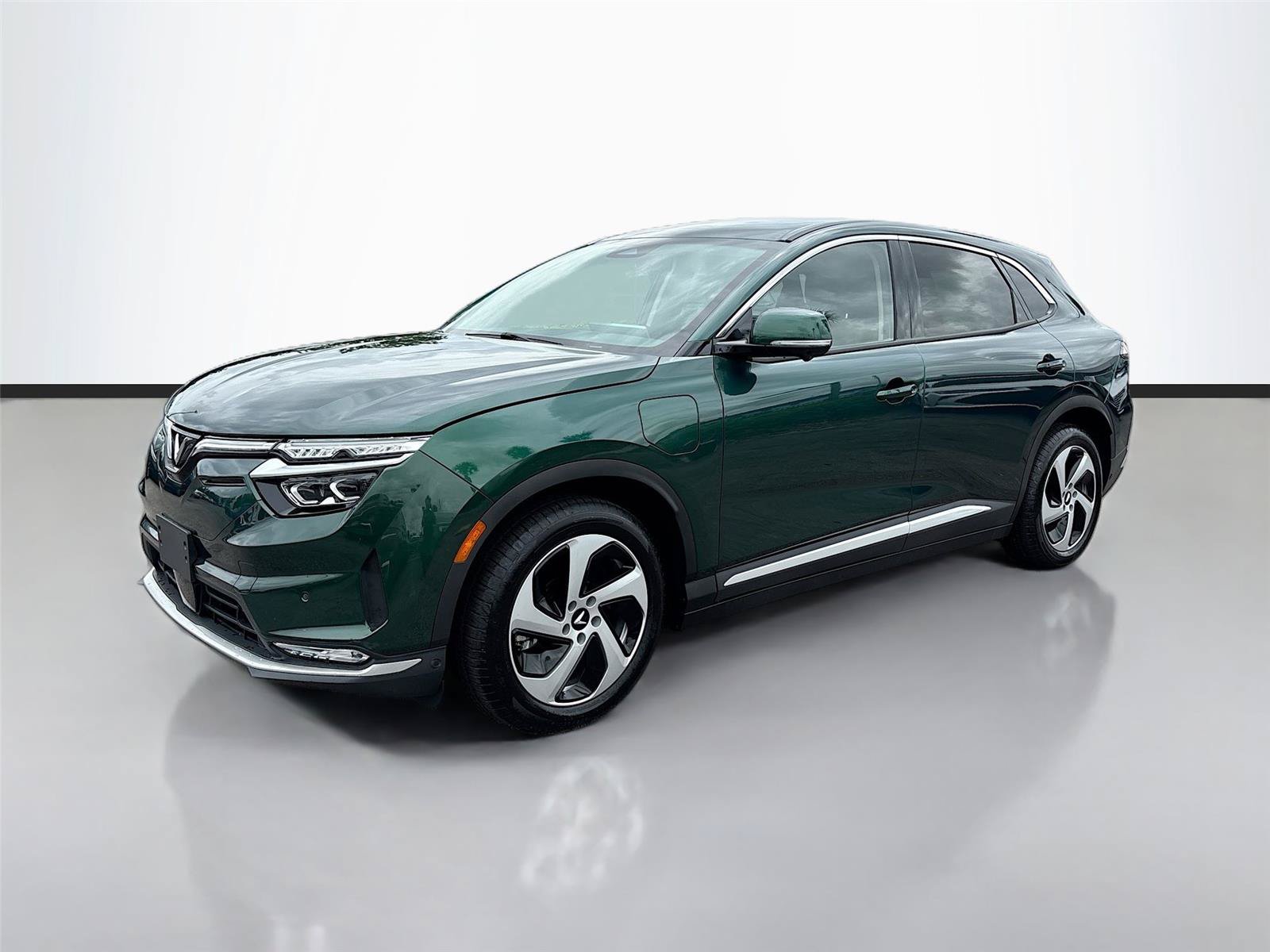 New 2025 VinFast VF 8 Eco AWD/4WD image 3