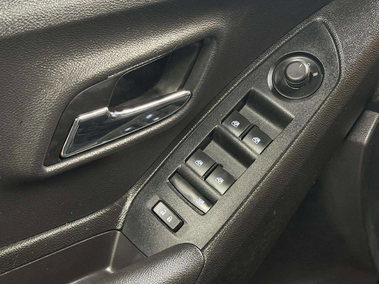 Used 2019 Chevrolet Trax LT w/ Sun & Sound Package AWD/4WD image 9