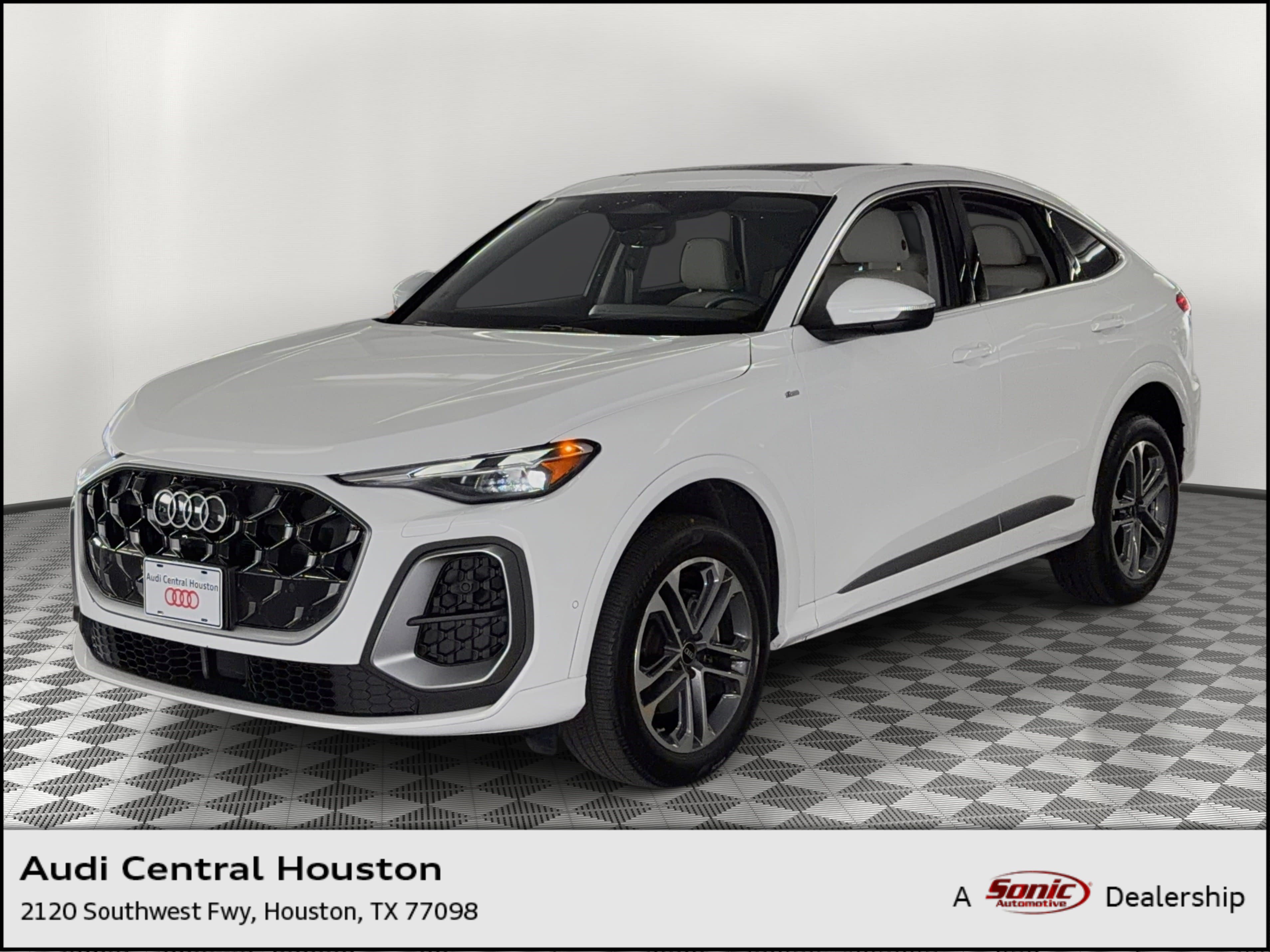 Used 2025 Audi Q5 Premium w/ Convenience Package image 1