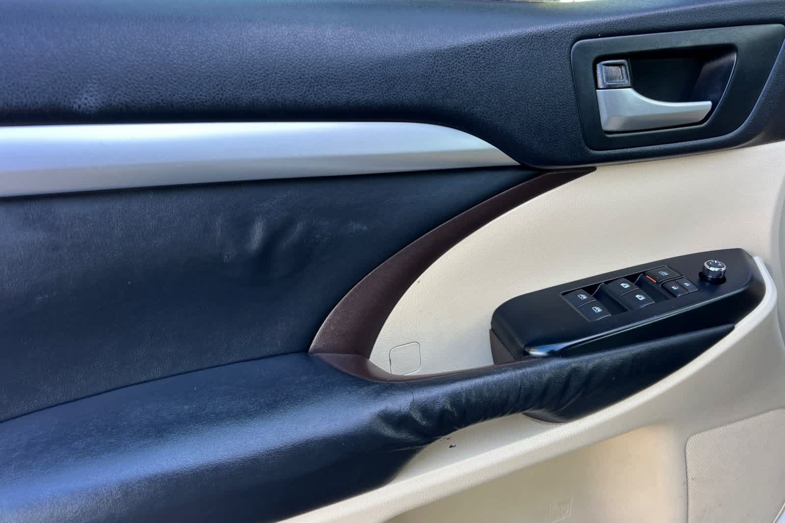 Used 2014 Toyota Highlander XLE FWD image 12