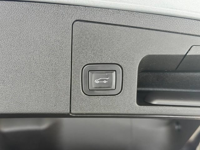 Used 2025 Cadillac XT4 Premium Luxury FWD image 4
