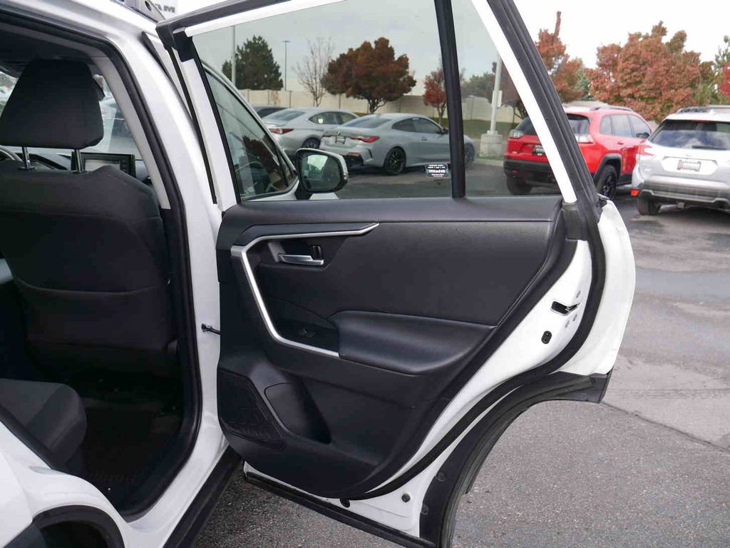 Used 2021 Toyota RAV4 XLE image 21