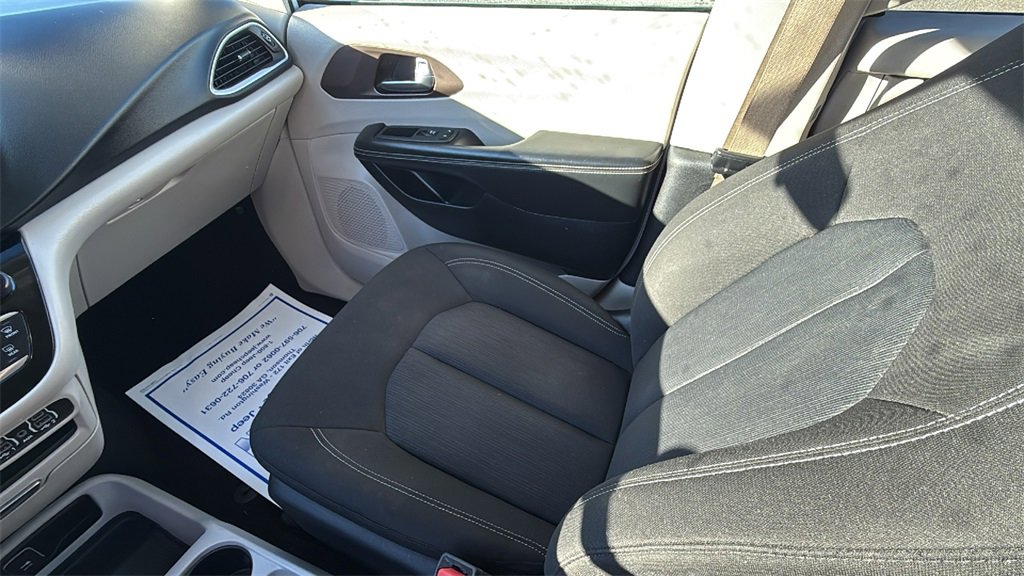 Used 2022 Chrysler Voyager LX image 15