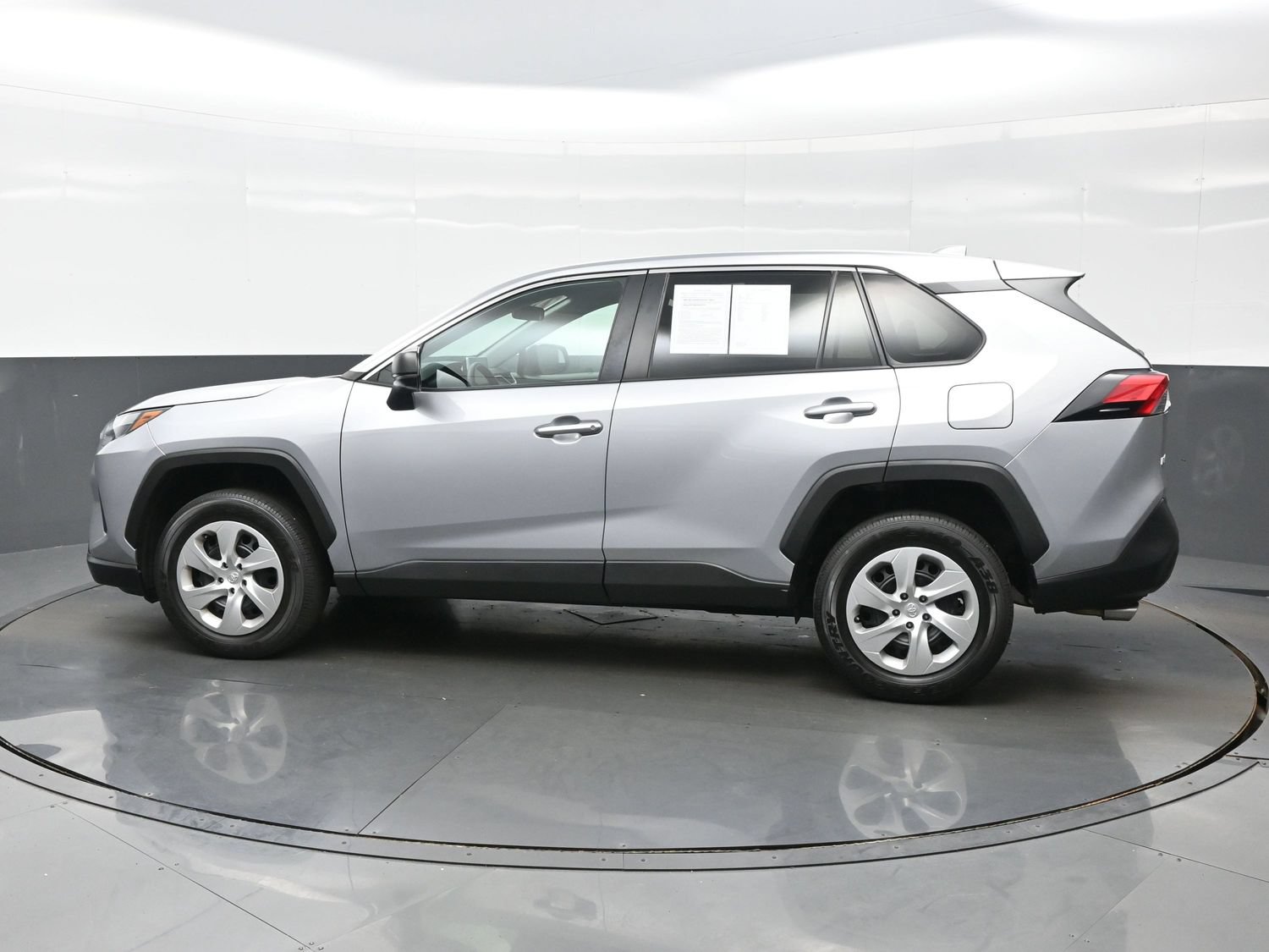Used 2023 Toyota RAV4 LE AWD/4WD image 3