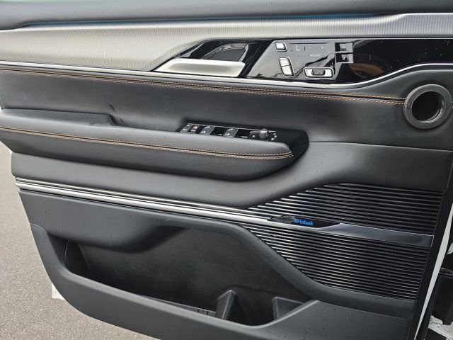 Used 2023 Jeep Grand Wagoneer L Series III image 27