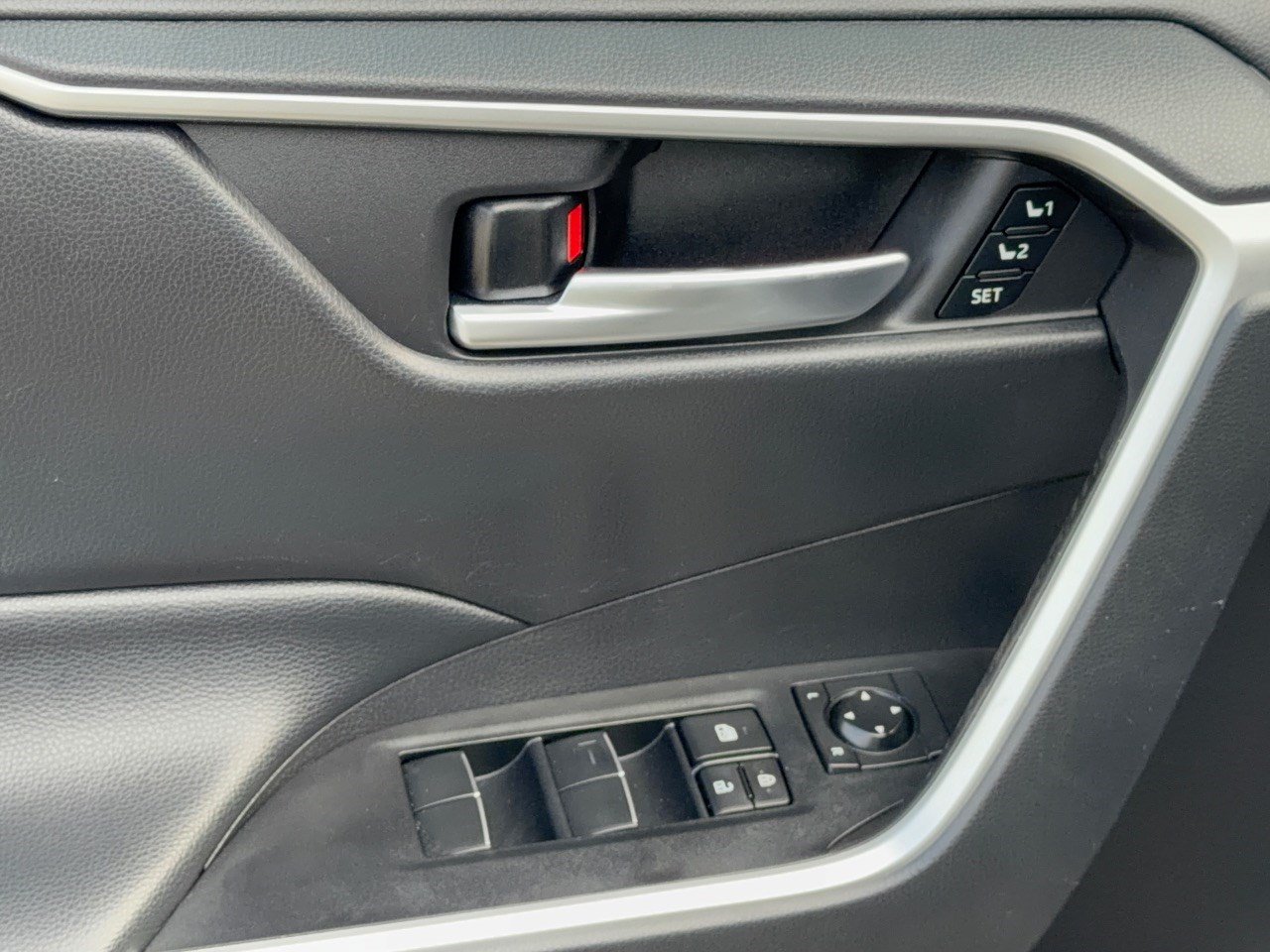 Used 2021 Toyota RAV4 XLE Premium FWD image 15