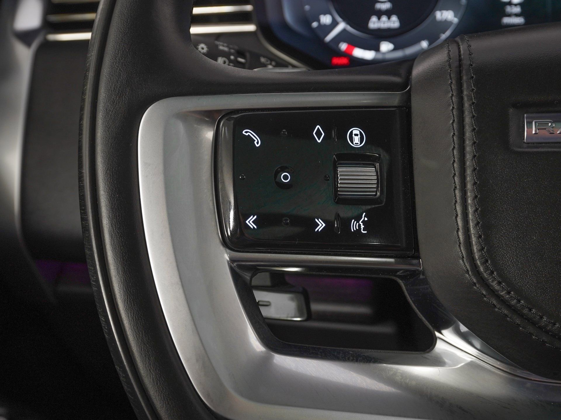 Used 2025 Land Rover Range Rover SE image 20