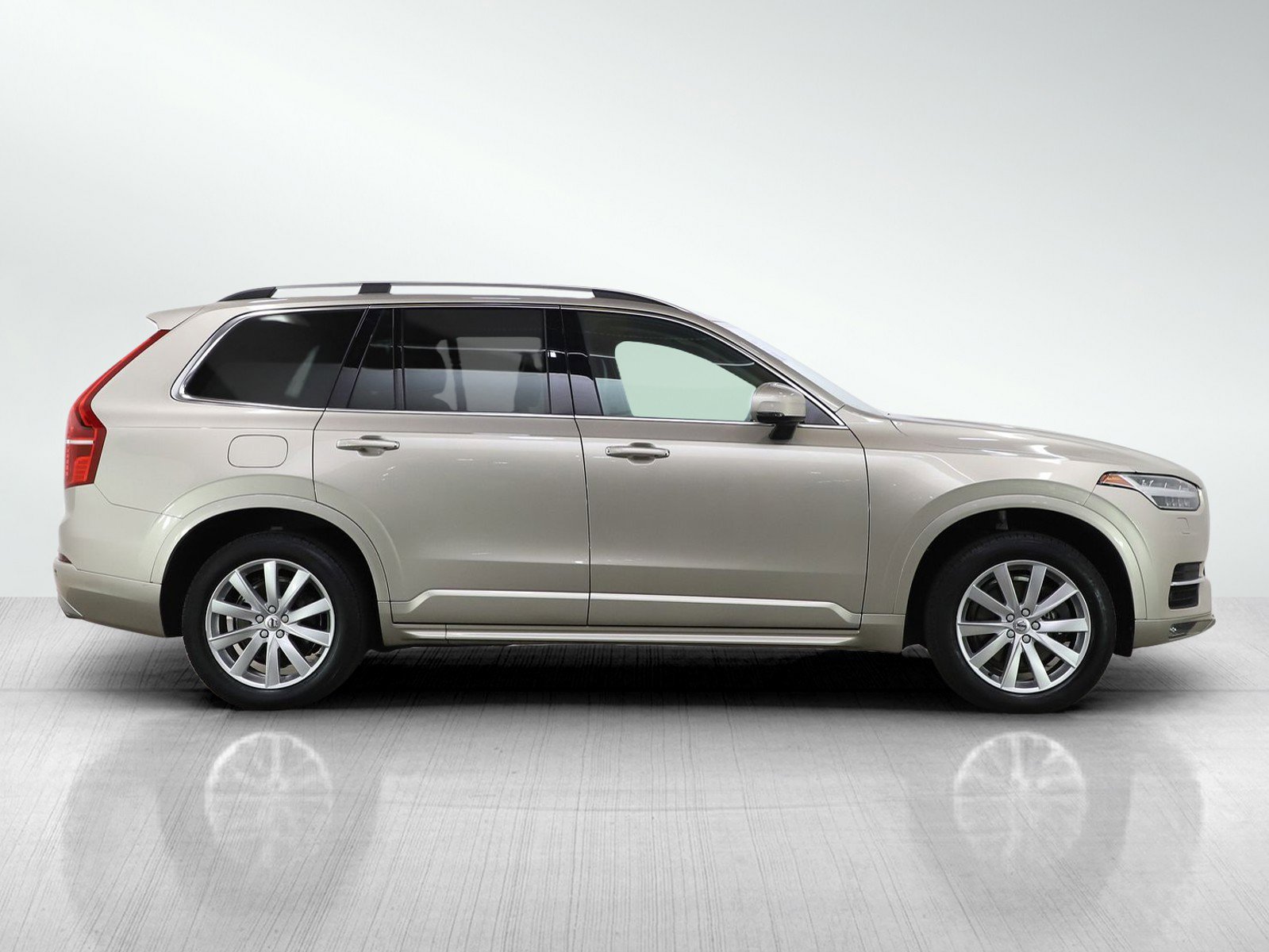 Used 2016 Volvo XC90 T6 Momentum w/ Momentum Plus Package AWD/4WD image 6
