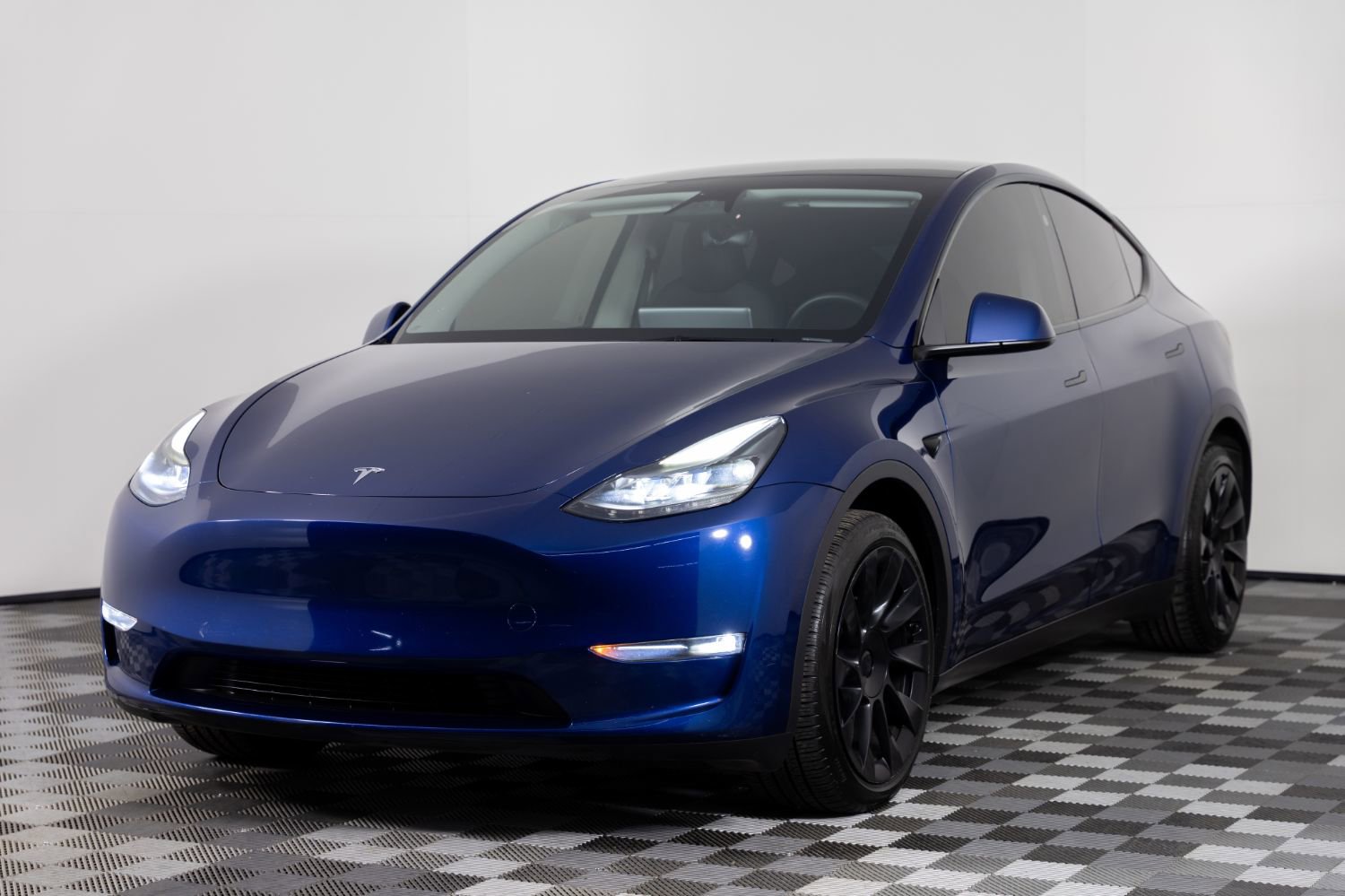 Used 2024 Tesla Model Y Long Range AWD/4WD image 2