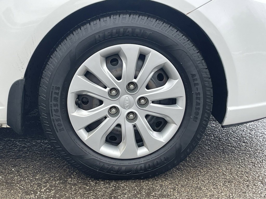 Used 2013 Kia Forte EX image 9