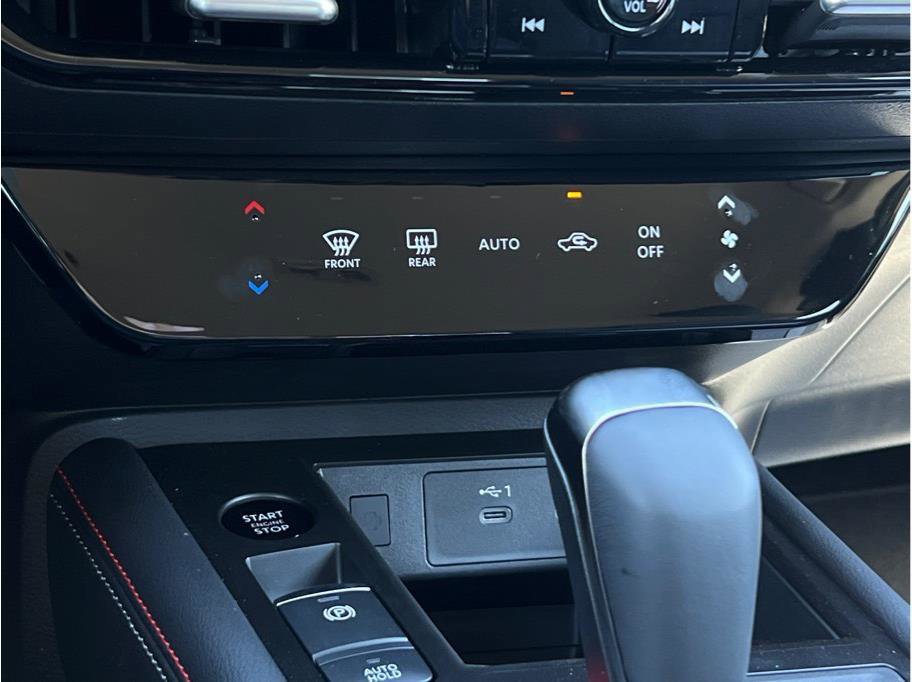 New 2025 Nissan Kicks SR FWD image 16