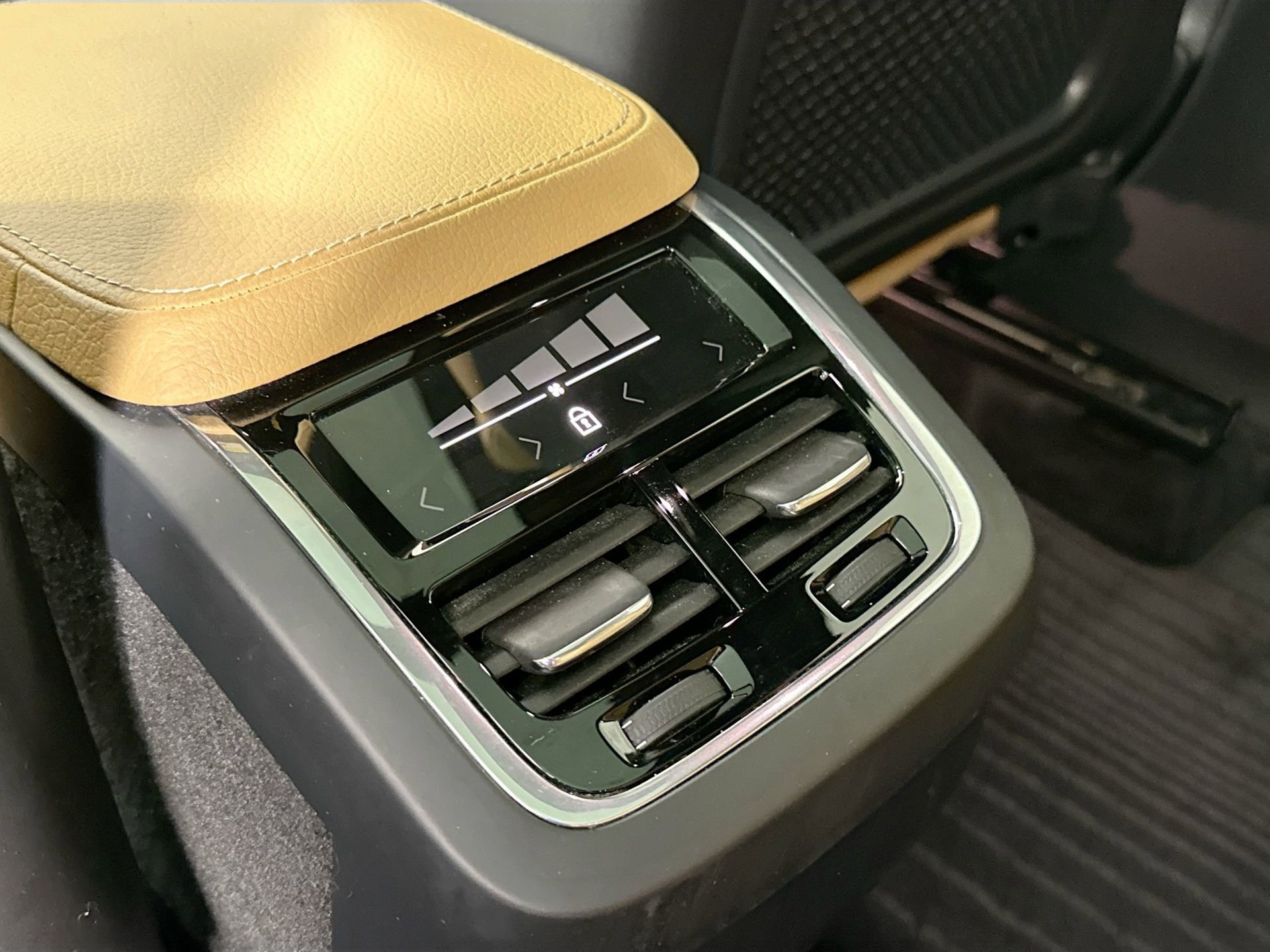 Used 2018 Volvo XC90 T6 Momentum w/ Convenience Package image 26