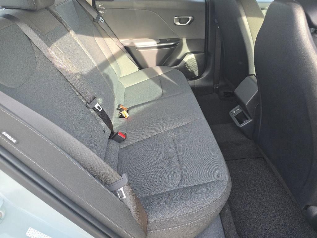 New 2025 Kia K4 LXS image 17