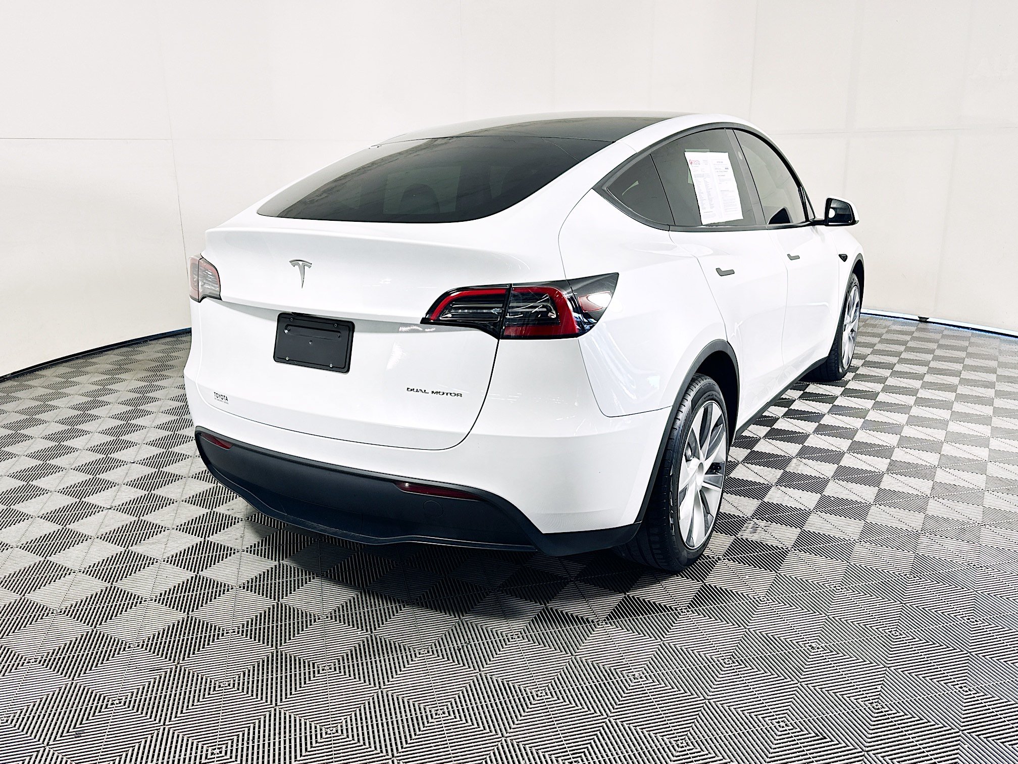 Used 2024 Tesla Model Y Long Range AWD/4WD image 3