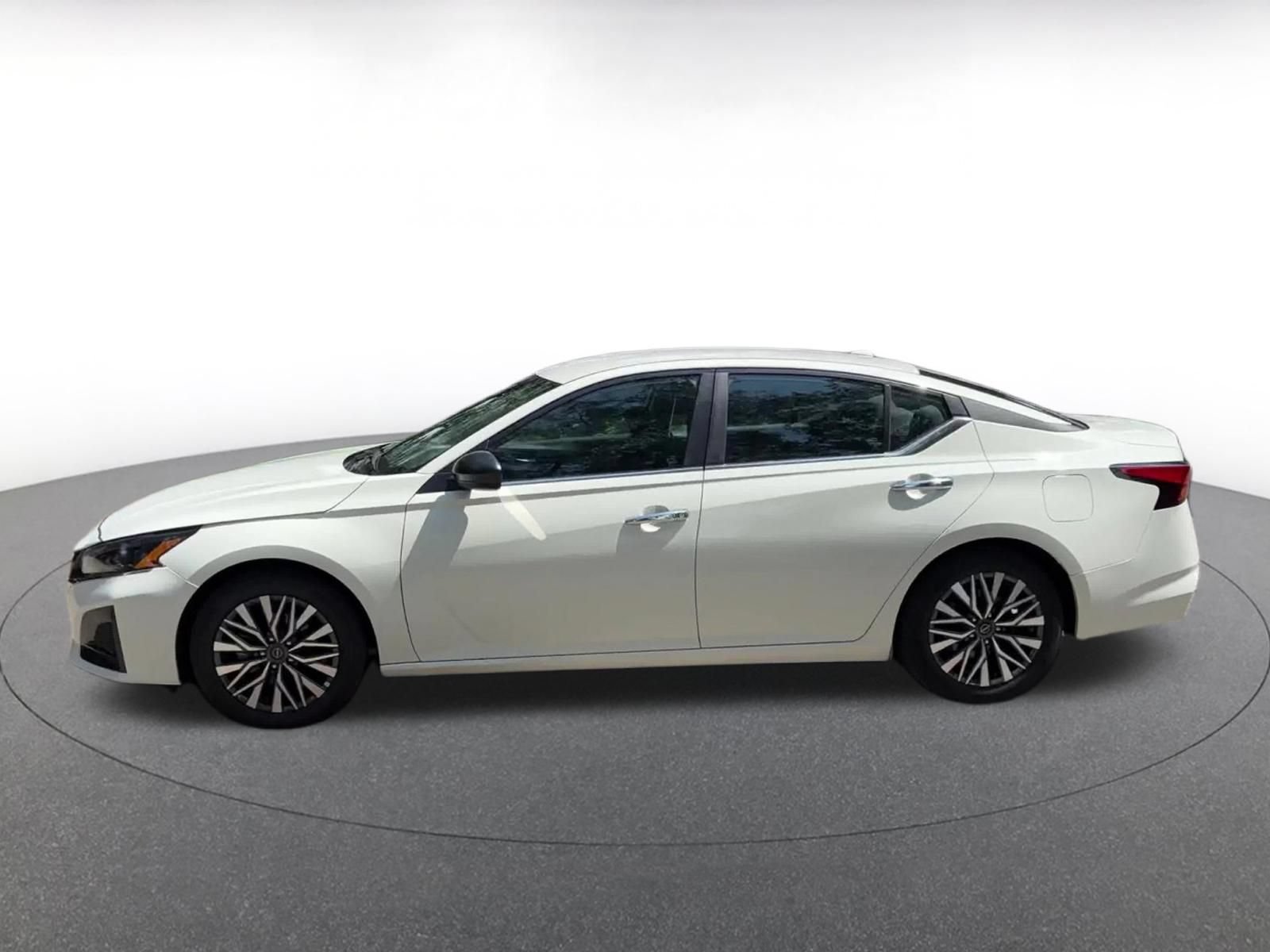 Used 2025 Nissan Altima 2.5 SV FWD image 7