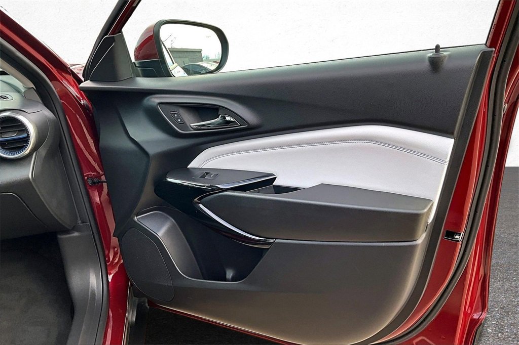 Used 2024 Chevrolet Trax LT w/ Sunroof Package image 28