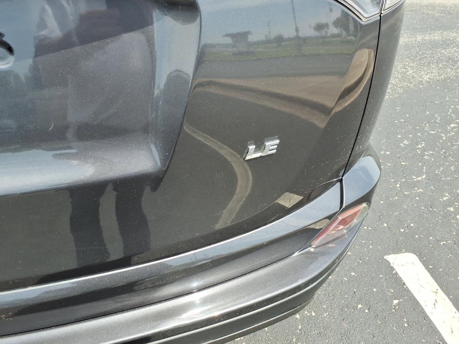 Used 2018 Toyota RAV4 LE FWD image 5