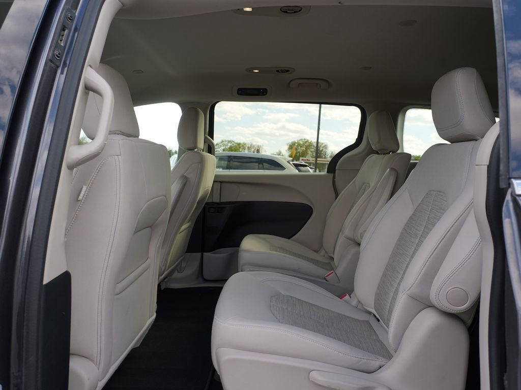 Used 2017 Chrysler Pacifica Touring Plus FWD image 18