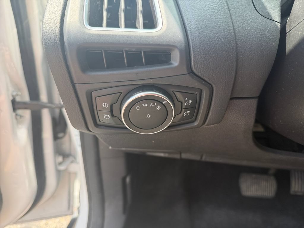 Used 2015 Ford Focus Titanium FWD image 29