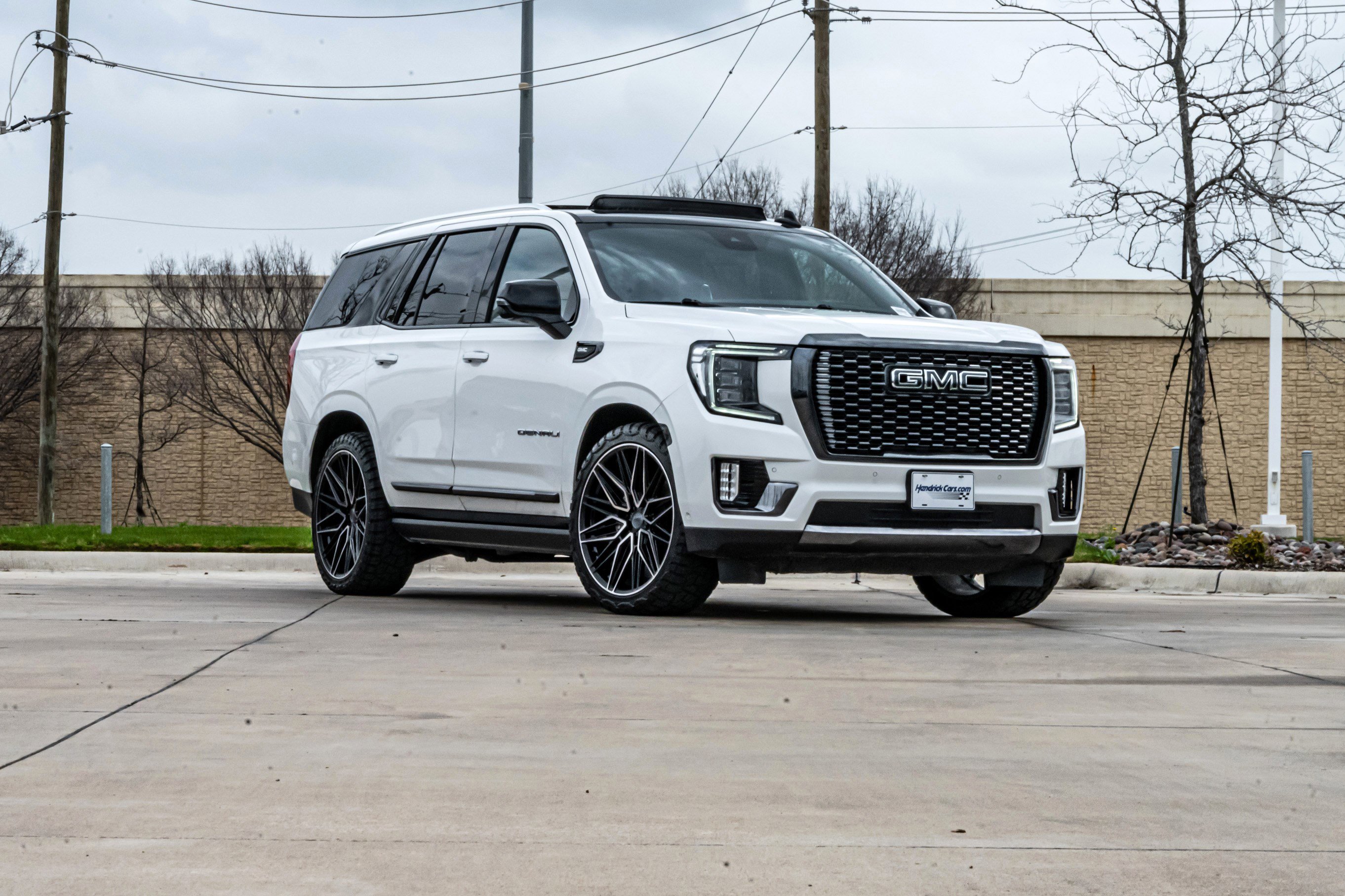 Used 2023 GMC Yukon Denali Ultimate AWD/4WD image 2