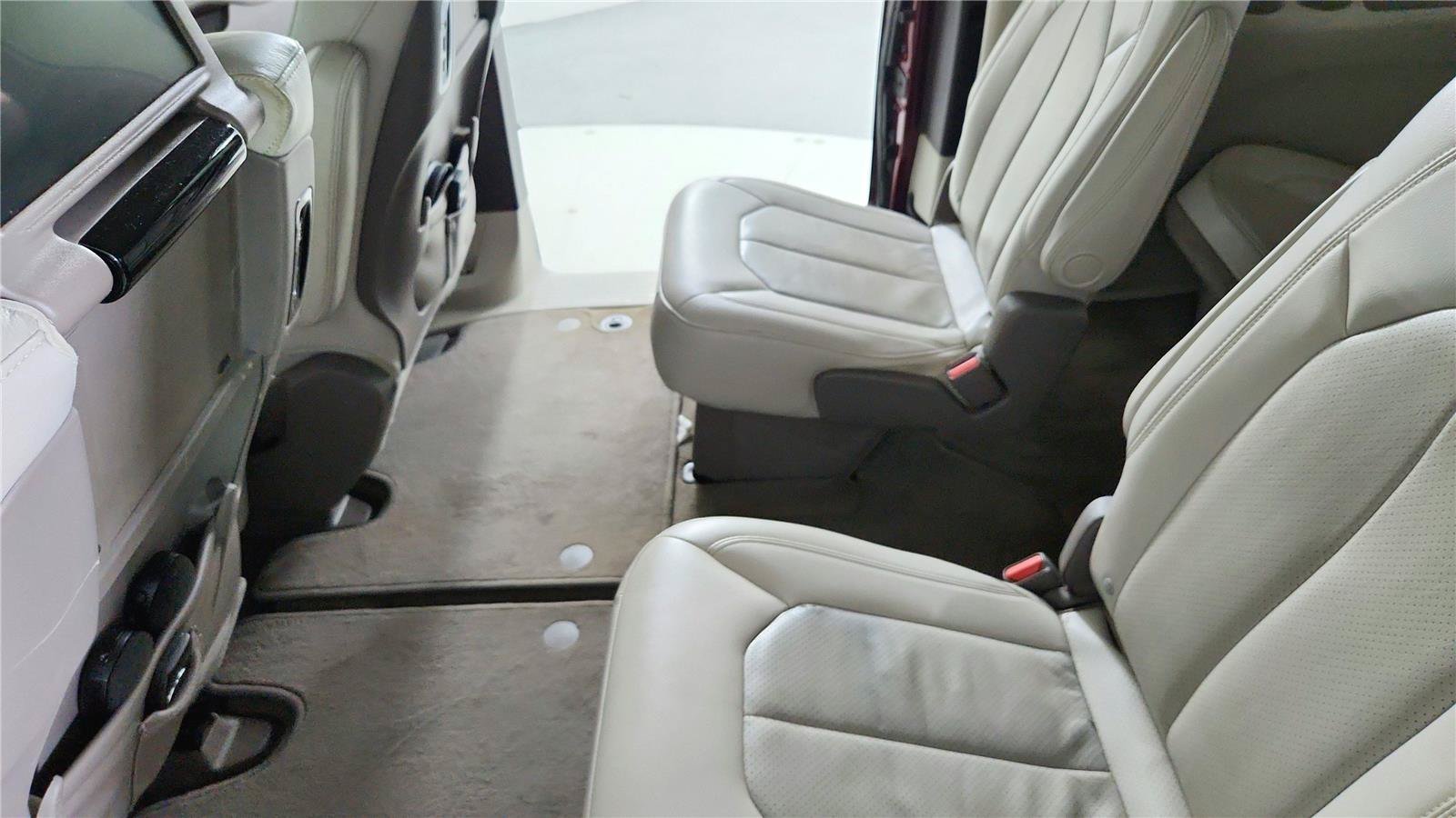 Used 2021 Chrysler Pacifica Touring-L w/ Uconnect Theater Family Group FWD image 16