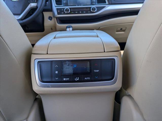 Used 2016 Toyota Highlander XLE image 19