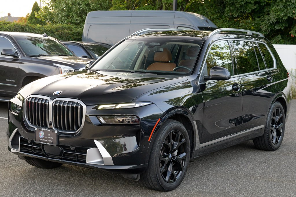 Used 2024 BMW X7 xDrive40i w/ Executive Package AWD/4WD image 3