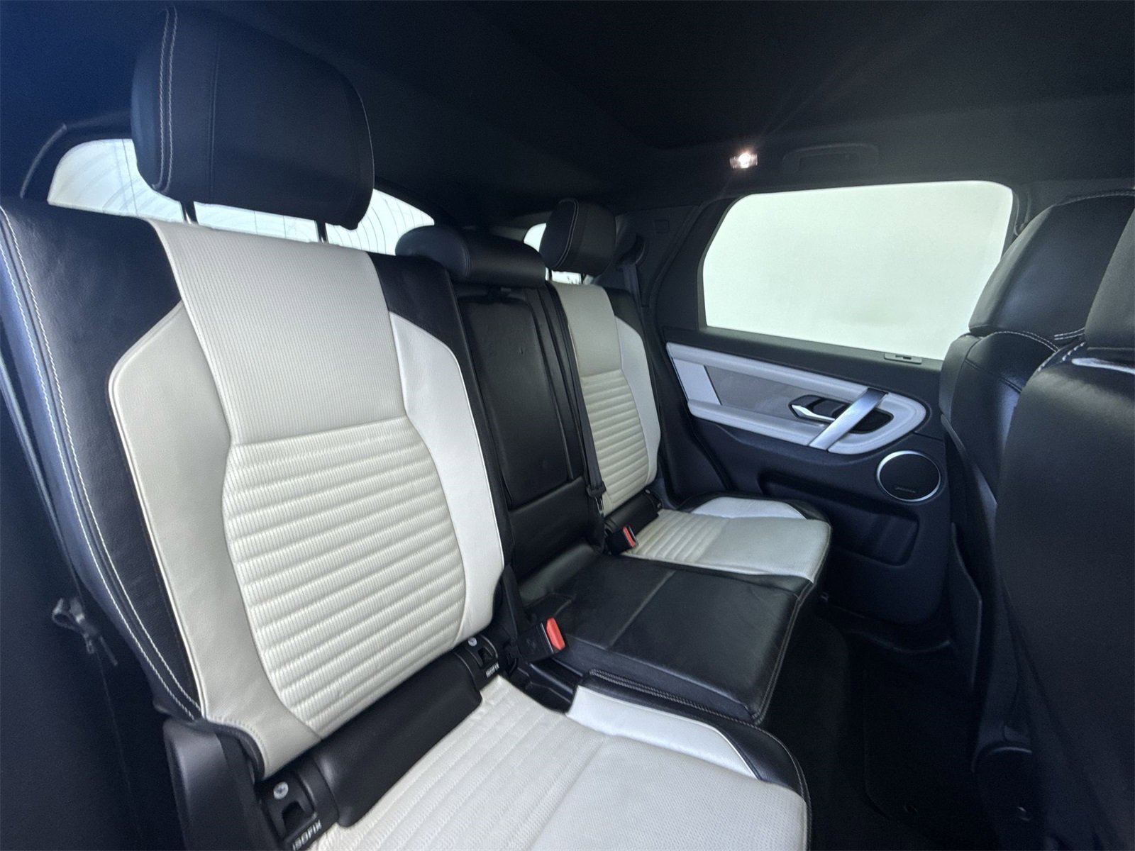 Used 2020 Land Rover Discovery Sport SE R-Dynamic image 31