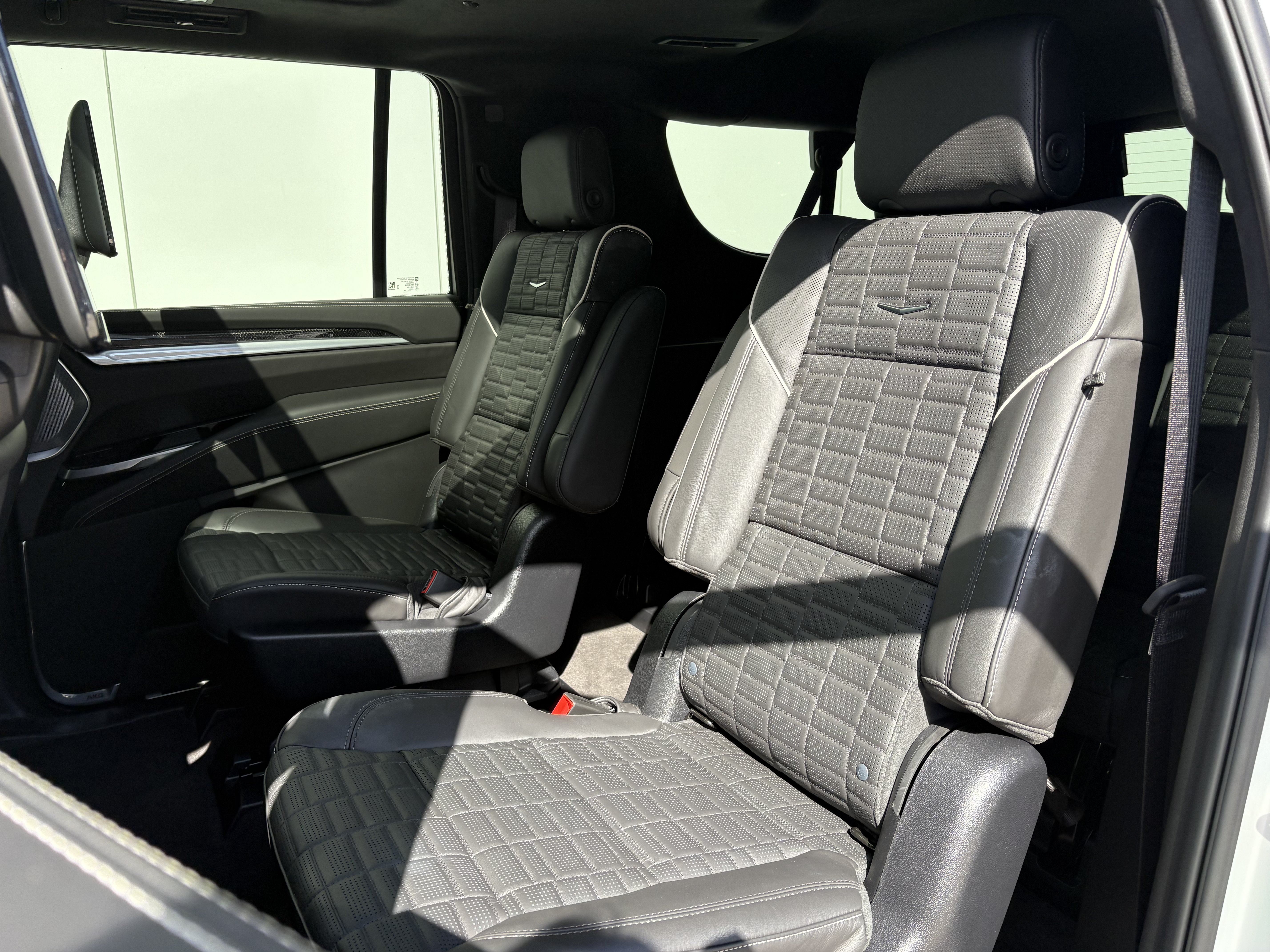 Used 2025 Cadillac Escalade ESV V w/ LPO, ONYX Package AWD/4WD image 13