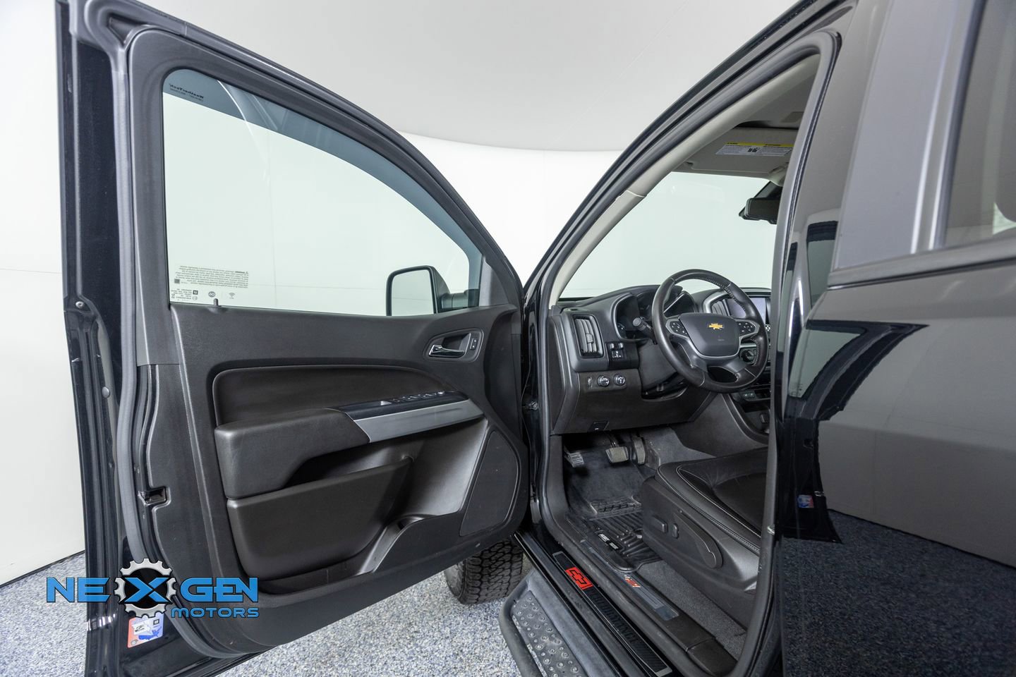Used 2020 Chevrolet Colorado ZR2 w/ ZR2 Midnight Special Edition image 9