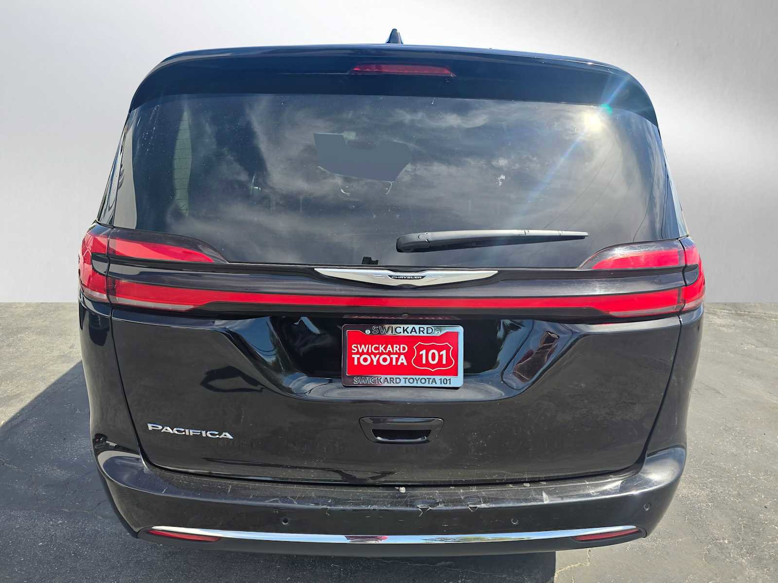 Used 2024 Chrysler Pacifica Touring-L image 4