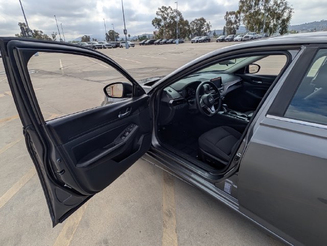 Used 2024 Nissan Altima 2.5 SV FWD image 31