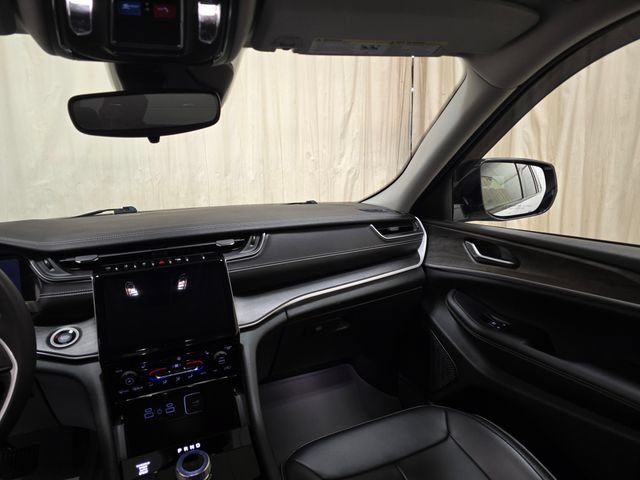 Used 2023 Jeep Grand Cherokee Limited AWD/4WD image 32