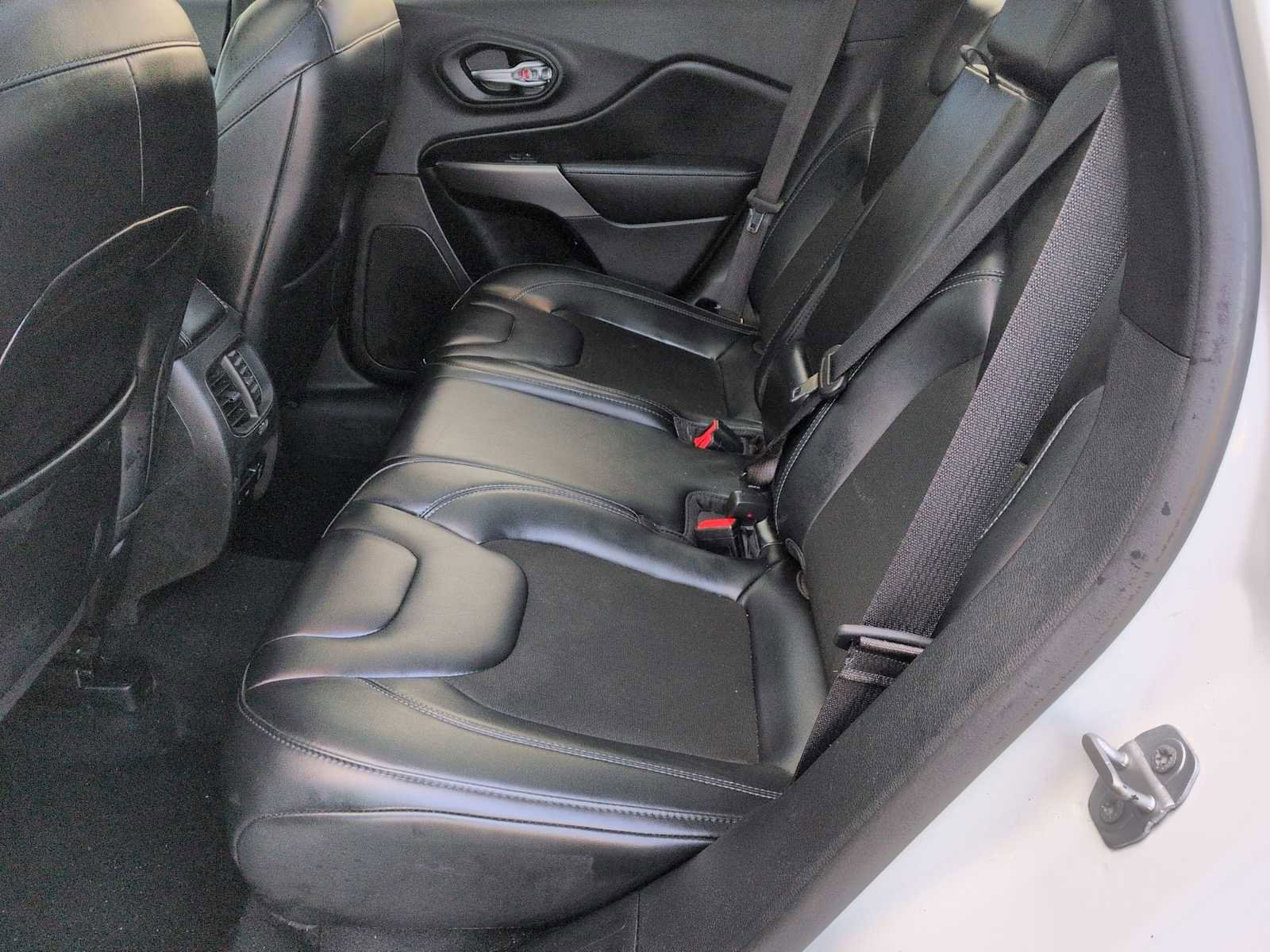 Used 2020 Jeep Cherokee Latitude Plus w/ Comfort/Convenience Group image 20