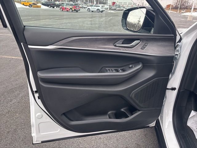 Used 2023 Jeep Grand Cherokee Limited AWD/4WD image 43