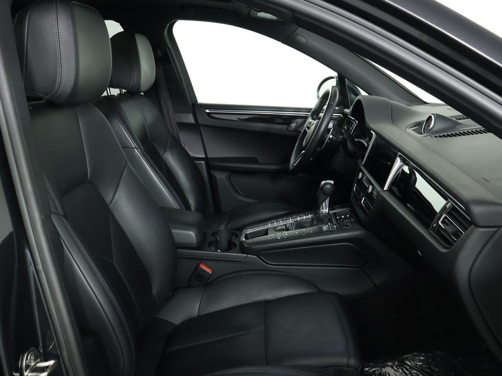 Certified 2021 Porsche Macan AWD/4WD image 31