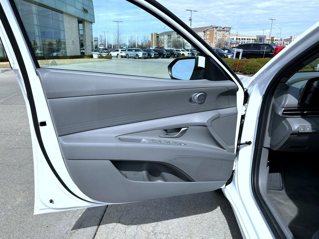 Used 2025 Hyundai Elantra SE image 11